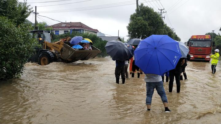 挖斗变身渡船!临安於潜14位村民被困,大型铲车涉水救人