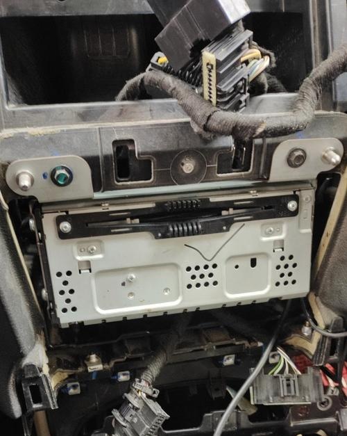 老飞度cd机怎么拆卸?