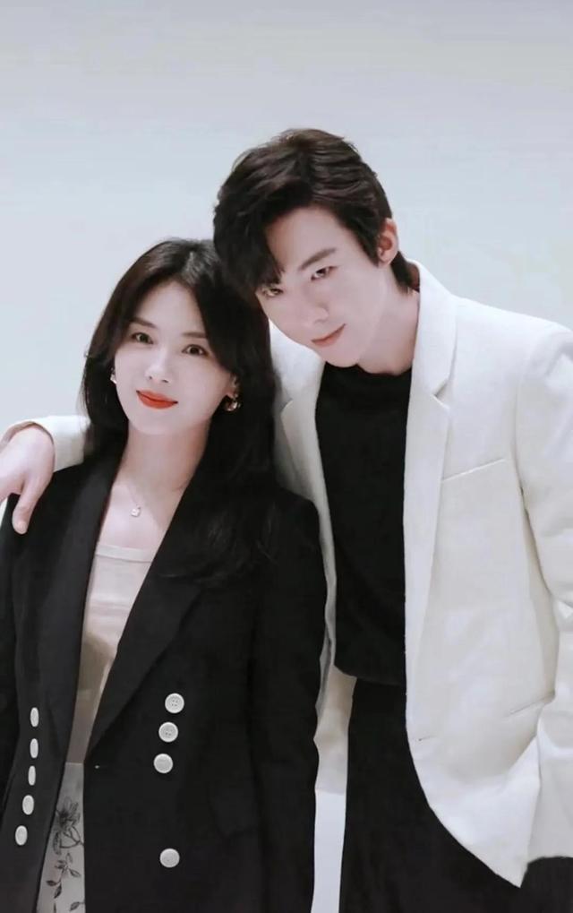 爱情保安刘宇宁现代剧里真当保安了,身高腿长,和刘涛搭档也挺甜