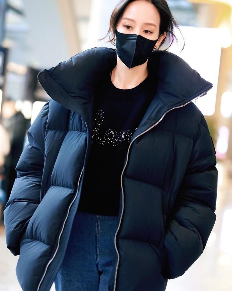 张钧甯身穿黑色短款羽绒服搭配酷飒牛仔裤保暖现身上海机场