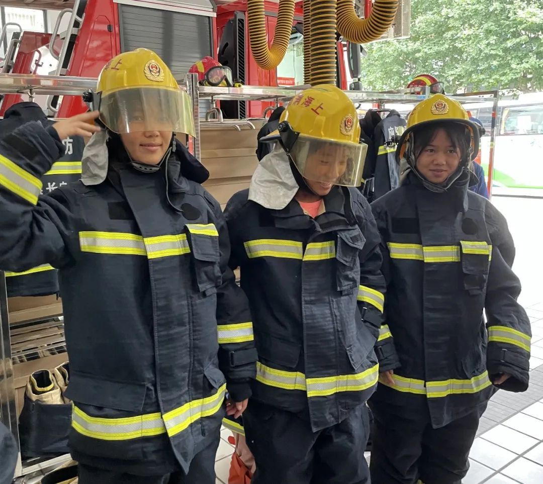 云南省红河一中的女足姑娘们今天走进长宁.