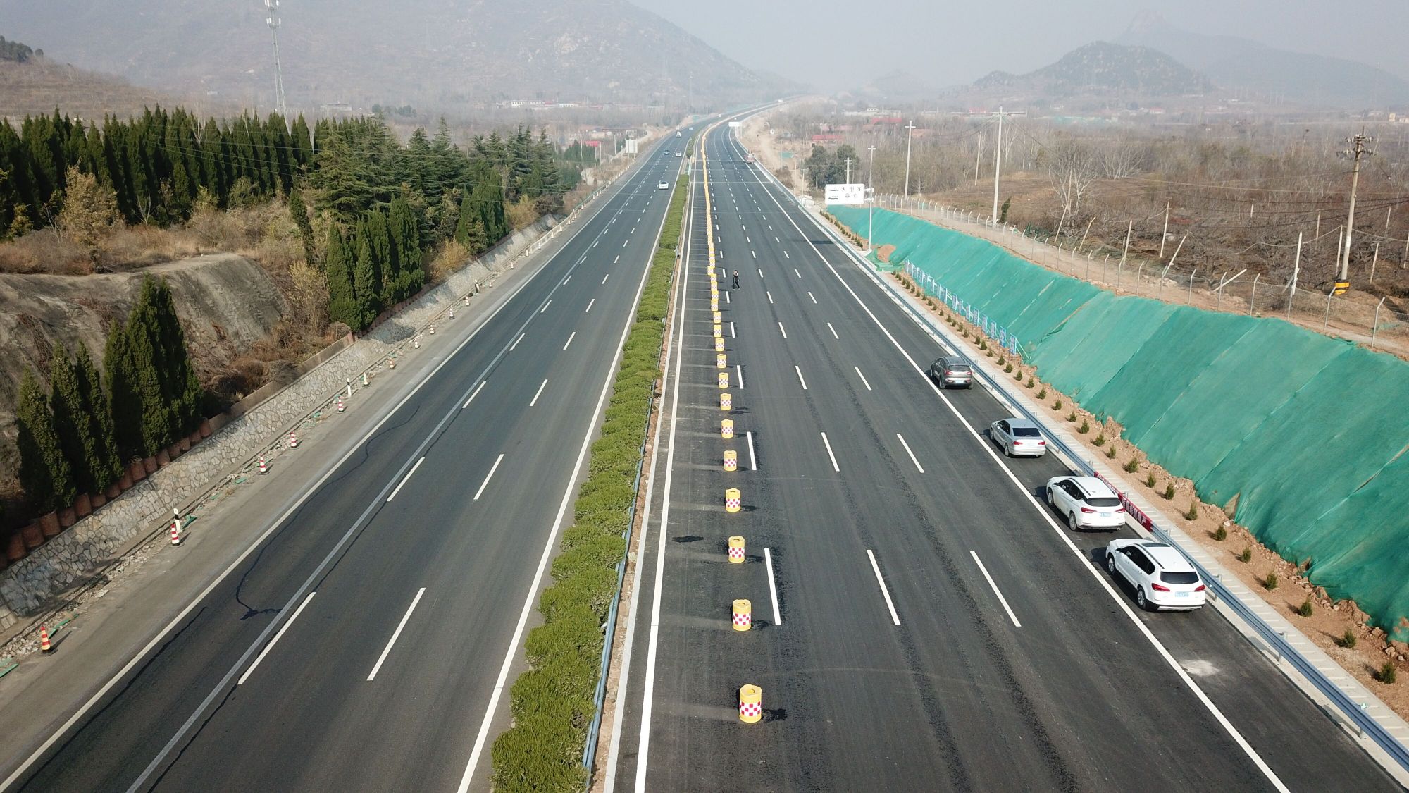 京台高速济南段改扩建工程东半幅今天恢复通行