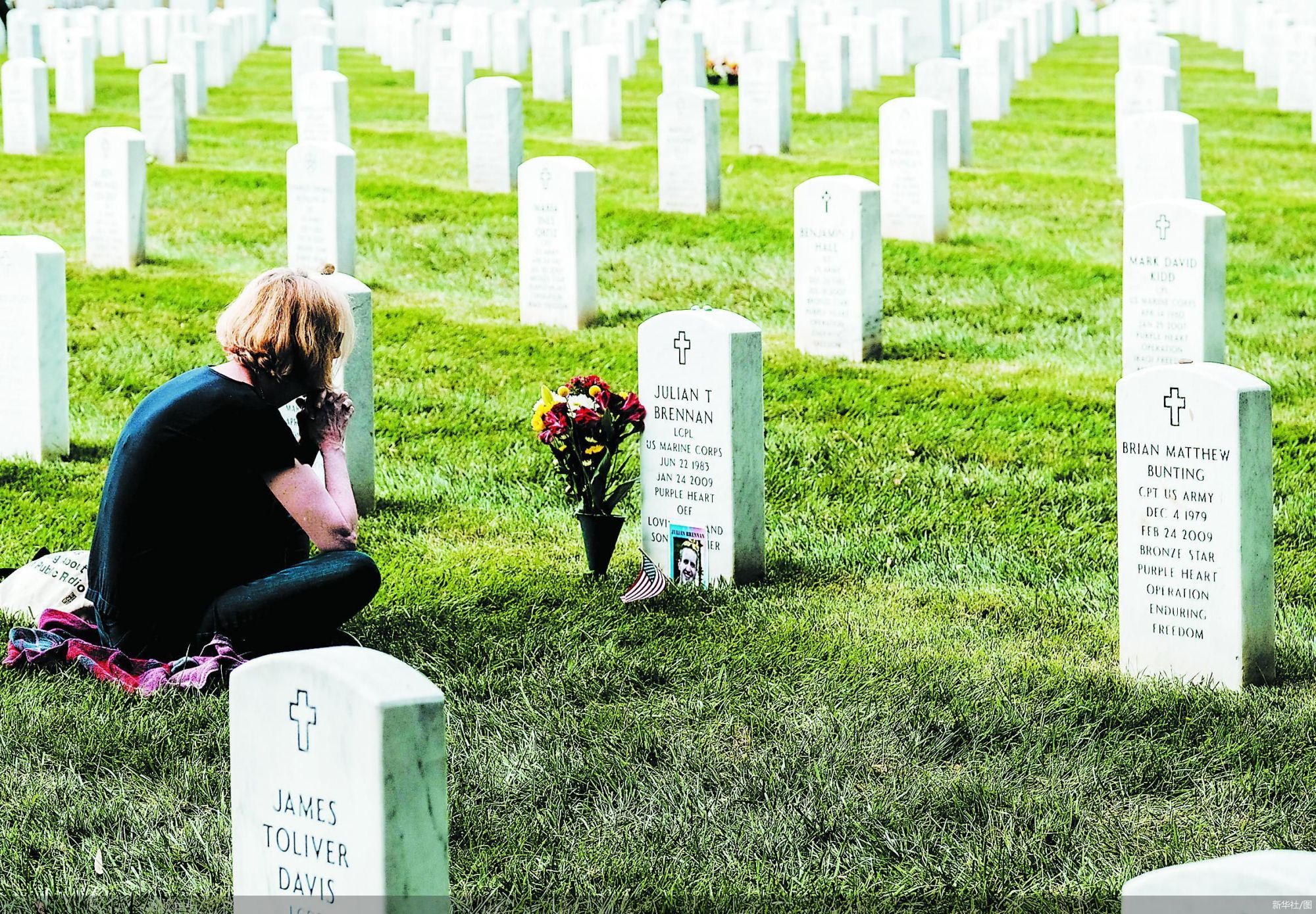 11日,一名女子在美国阿灵顿悼念在"9·11"恐怖袭击事件中遇难的亲人.