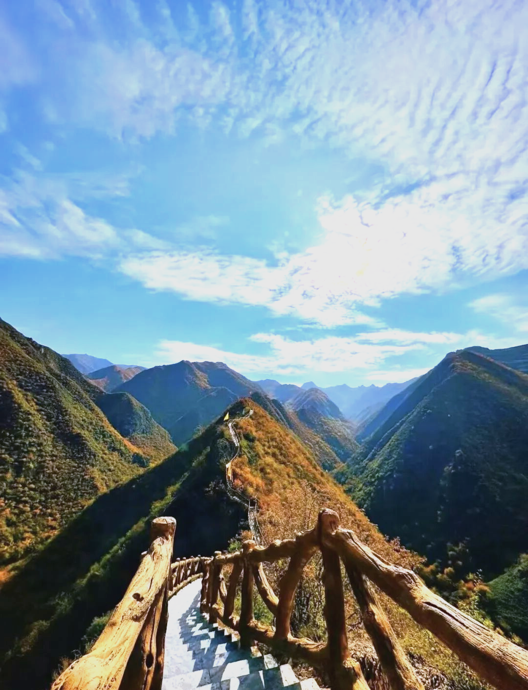 永靖抱龙山秋游指南:彩林与登高的完美结合