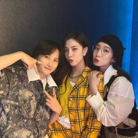 孟美岐为好友宋妍霏庆生 二人穿衣超搭似孪生姐妹