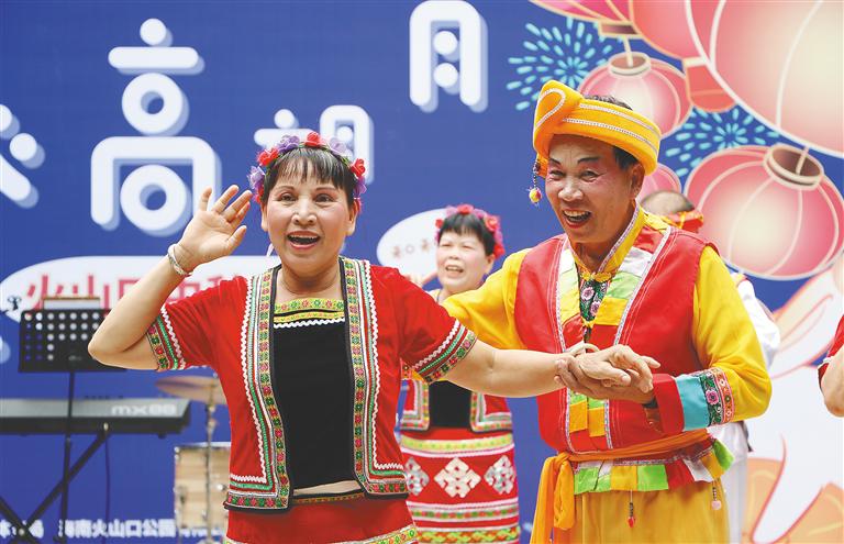 九月十九日,海口市火山口公園中秋喜樂會上的山歌對唱表演.