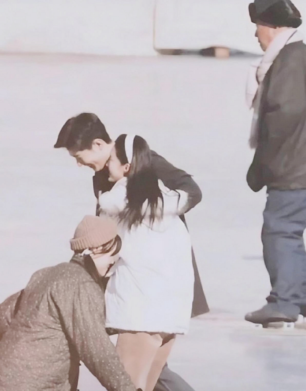 肖战李沁《梦中的那片海》滑冰路透合影,气氛十足!