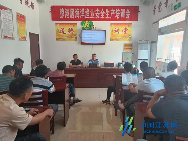 东台市弶港镇:伏季休渔期 渔民"充电"忙