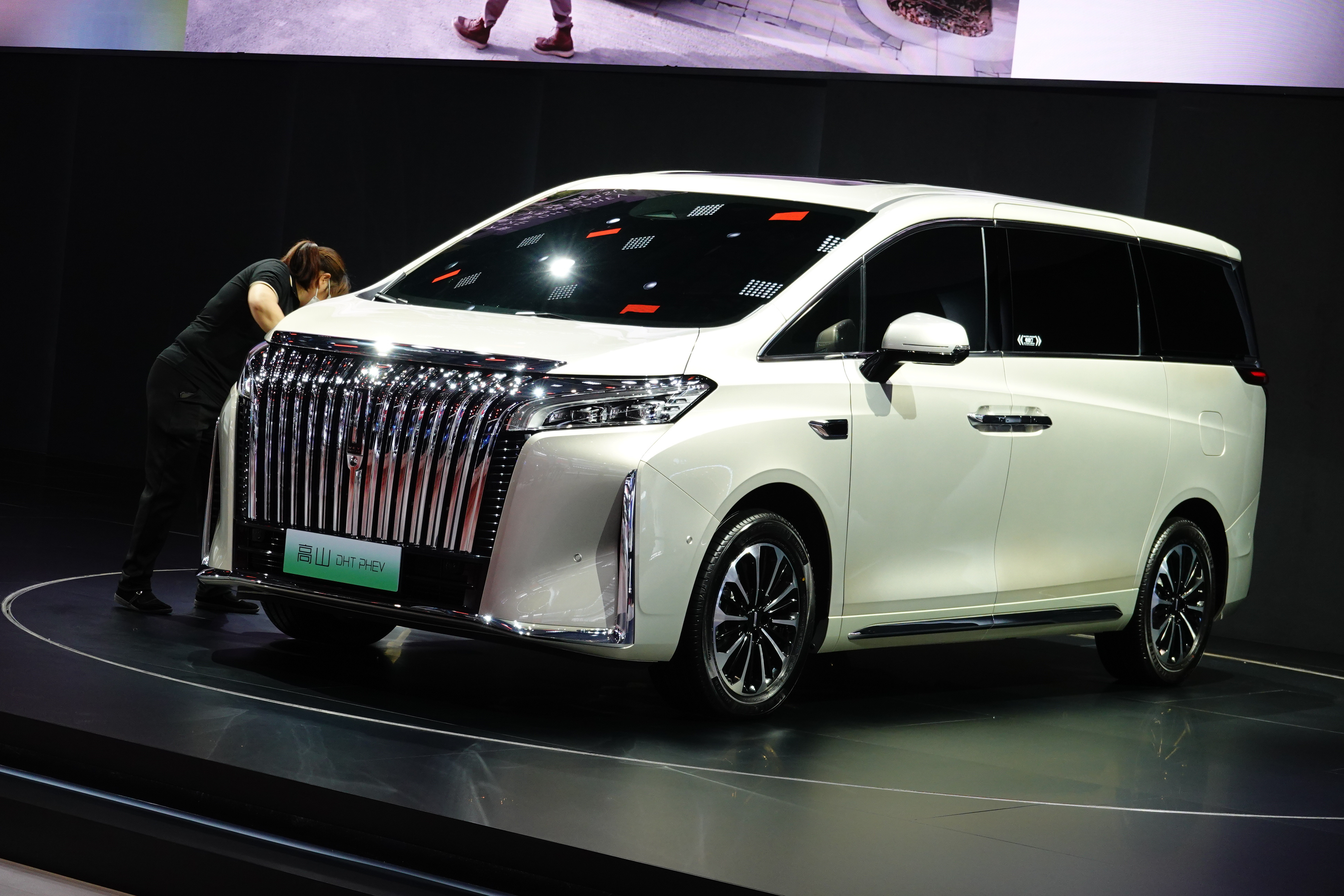 车展有料|自主品牌mpv卷王来了,魏牌高山实拍图解