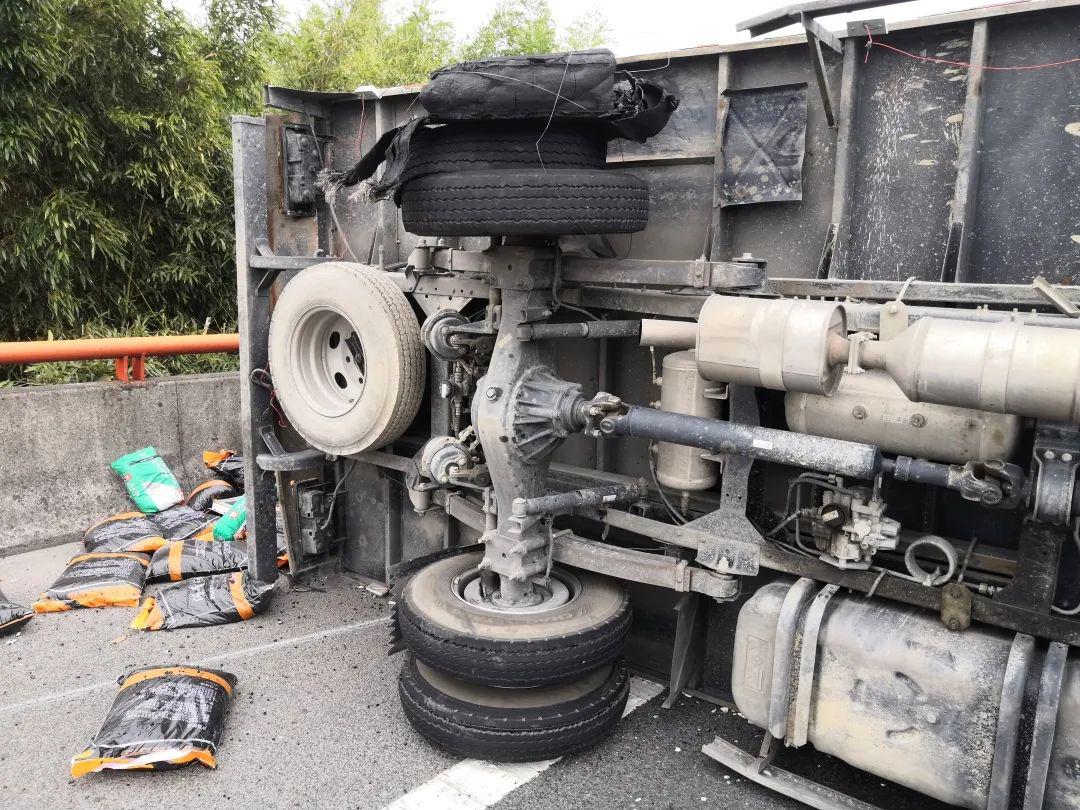 注意行車安全警惕高速上車輛爆胎操作不當致翻車