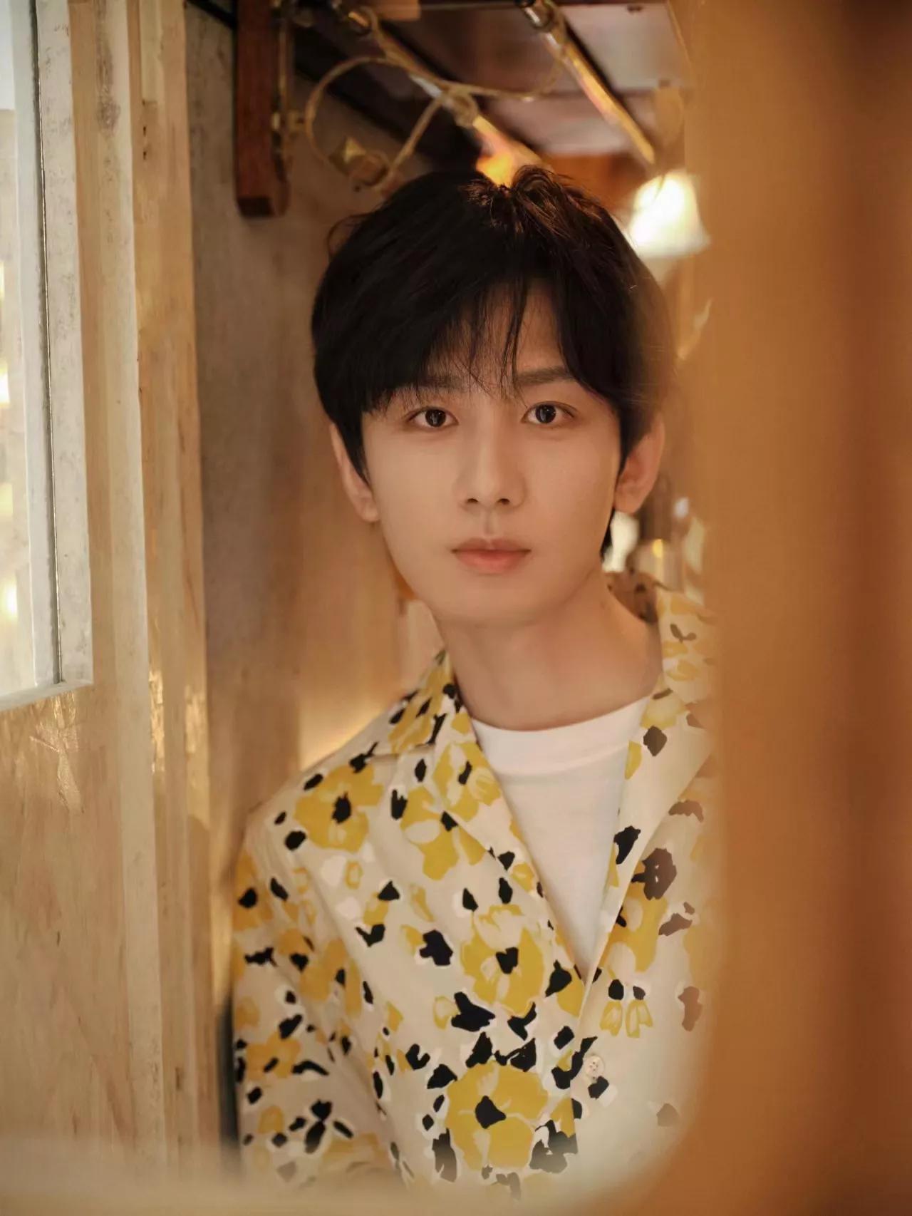 成毅最新造型,清爽帅气,优雅时尚,精致迷人,今晚还有直播