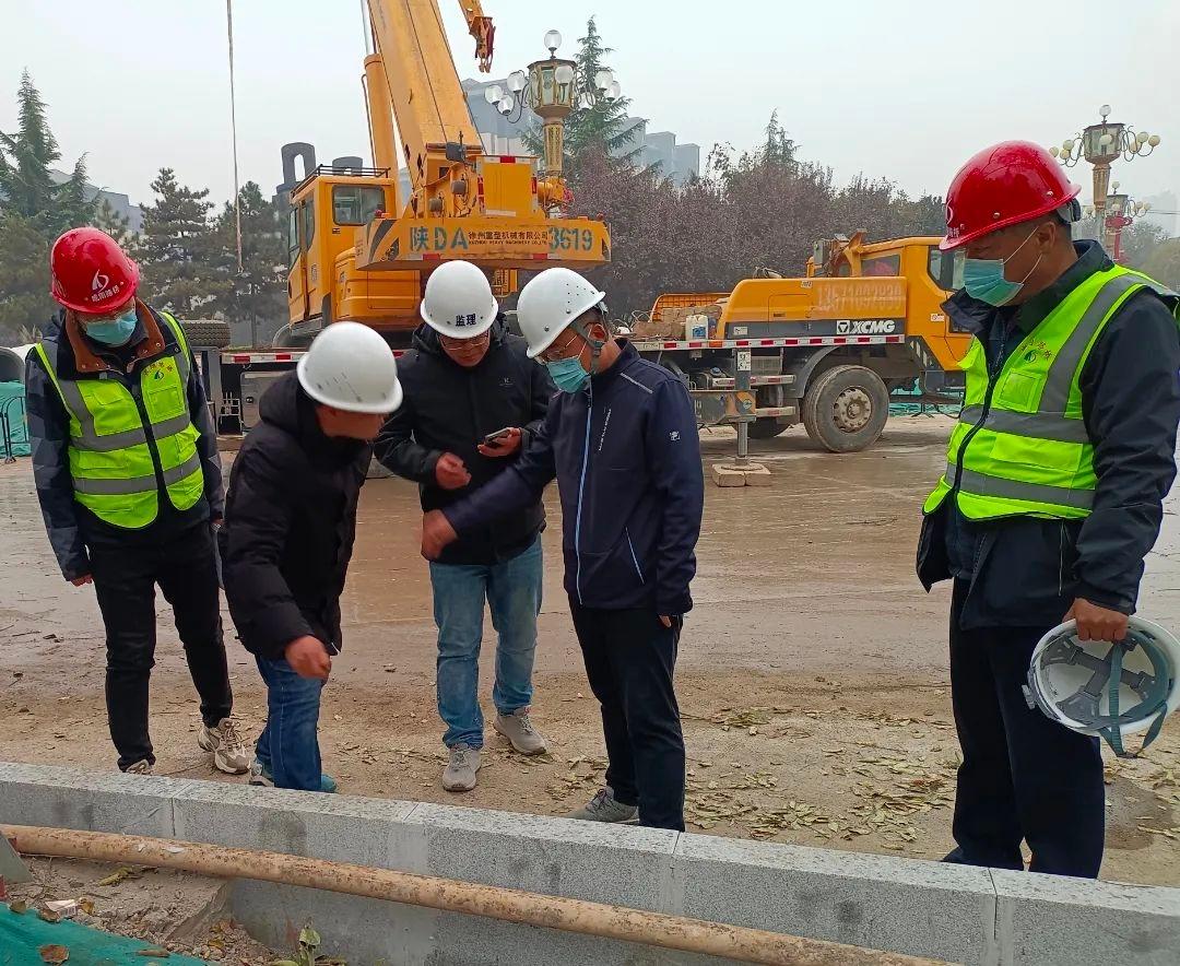 雷春林现场检查道路改造工程施工进展情况
