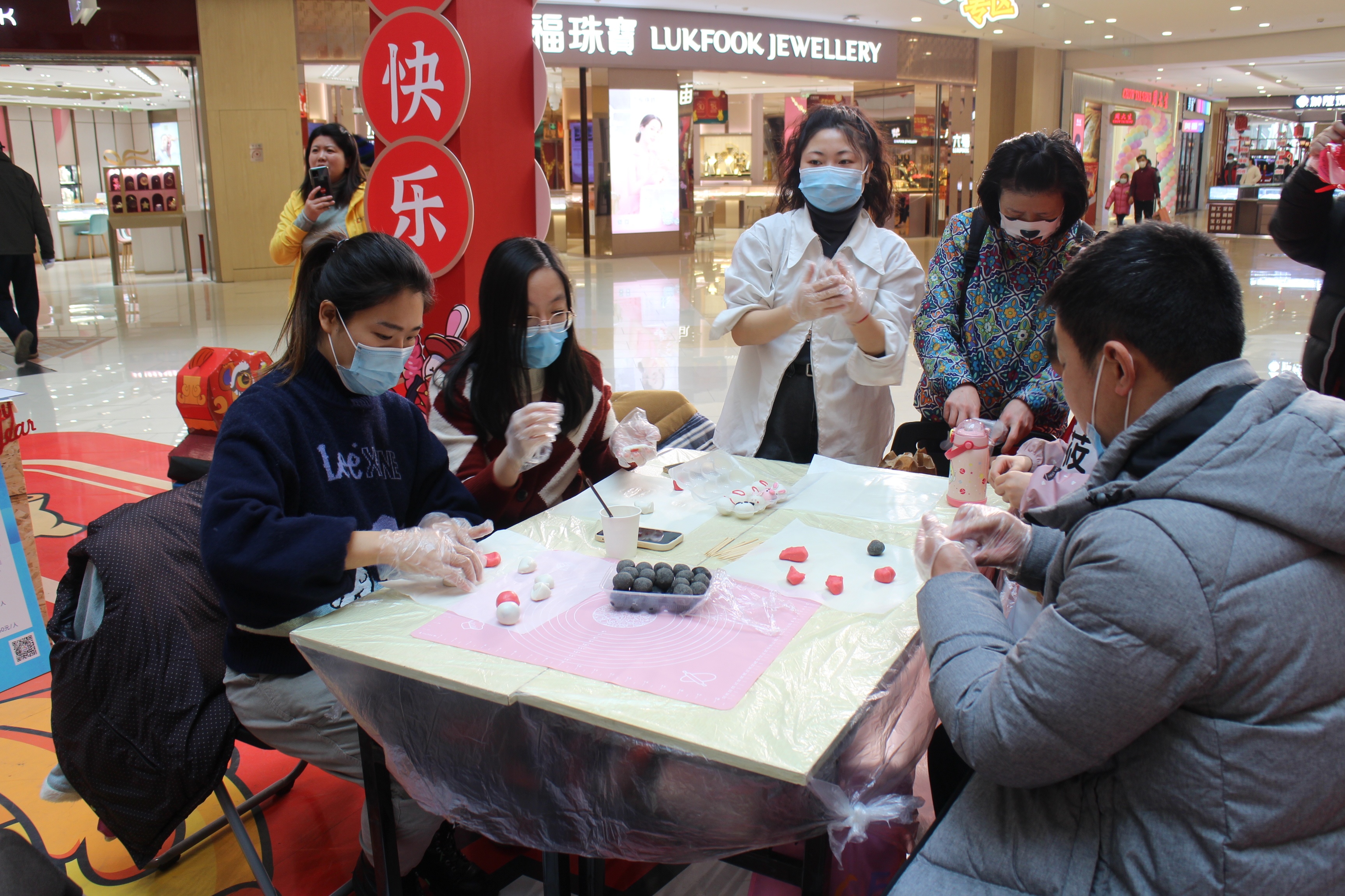 包汤圆庆元宵,这里的白领驿家很热闹