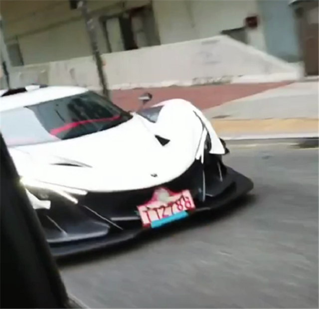 国内仅4台的阿波罗ie上街,整车"奶昔白",前车牌还用绳子挂着