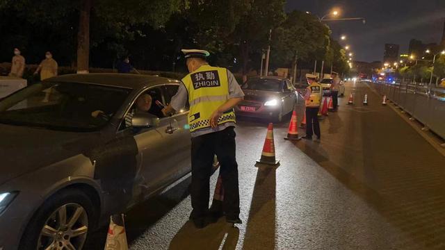 10分钟内,父子两人先后均因酒驾被武汉经开区交警查处