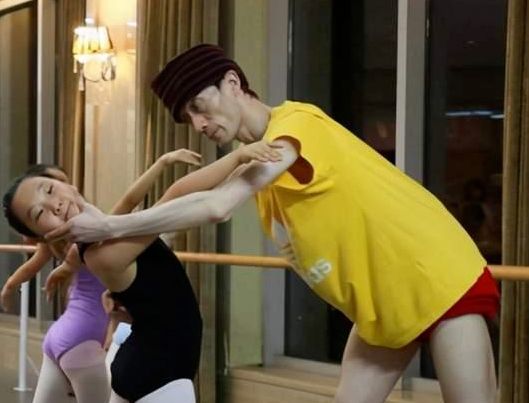 46岁"巨婴"郭冷:只会跳舞,不会洗衣做饭,年入百万无人敢嫁