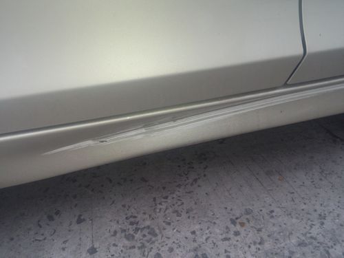 具体来说,就是将生锈凹陷部位的裙边用砂轮机切掉,然后剪一块大小差不