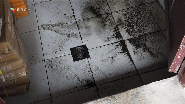 岳宾小区:返涌的下水道 污水四溢扰居民