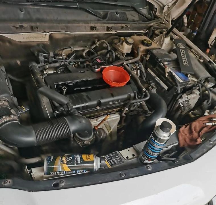 我的纳智捷大7冷车起步加油的时候发动机有点,嗒嗒的响是怎么原