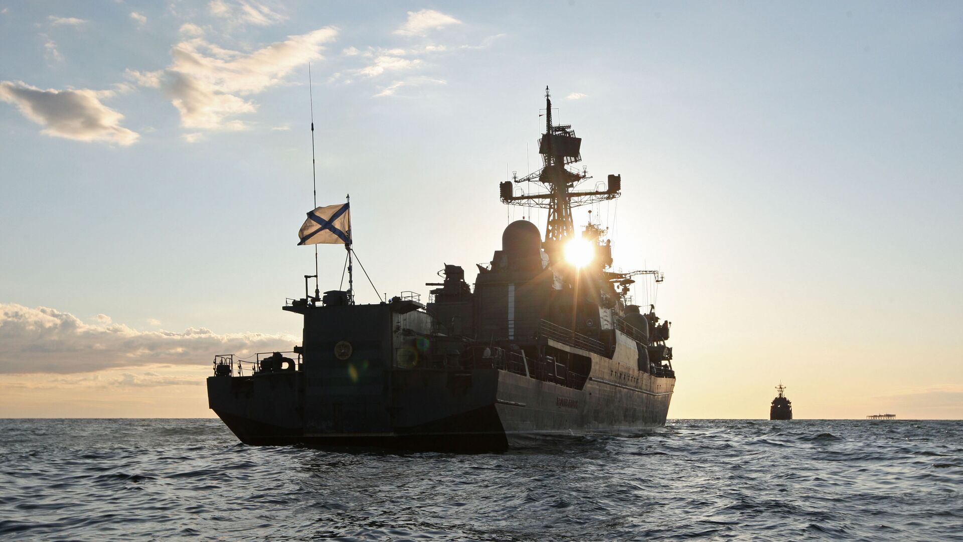 俄波罗的海舰队10艘舰艇出海进行编队海战演练