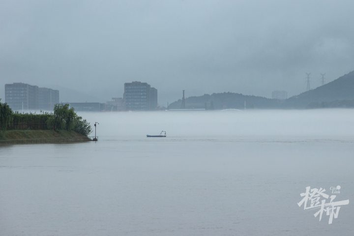 多图直击丨钱塘江上现"平流雾"景观,水汽升腾宛如仙境