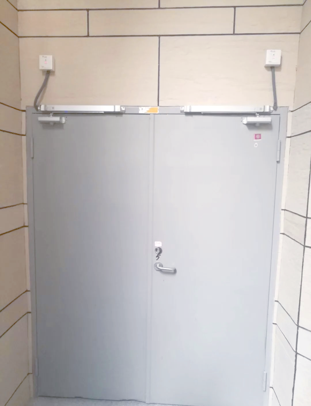 找到相应的按钮或界面后,可手动操作选择需要关闭的单扇或多扇防火门