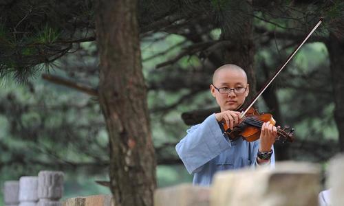 她被称为"最美的尼姑",19岁出家,是僧人艺术团的主持人