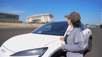 在霍尔果斯,这群人让国产新能源汽车“跑”向中亚-有驾 在霍尔果斯,这群人让国产新能源汽车“跑”向中亚-有驾