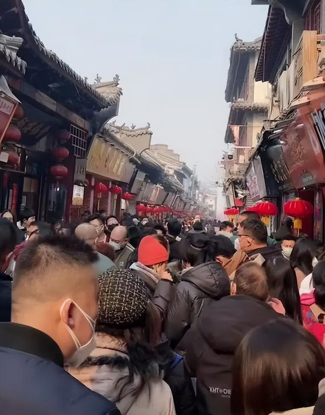 人从众叕……大年初一济南各大景点人山人海