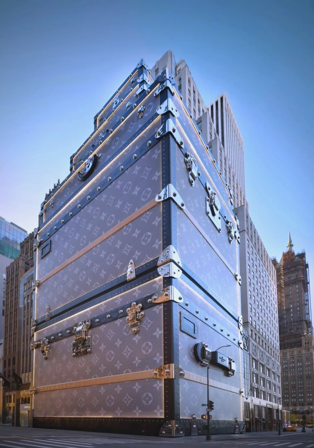 包裹,这一设计不仅令人眼前一亮,更成为了纽约街头的一道靓丽风景线