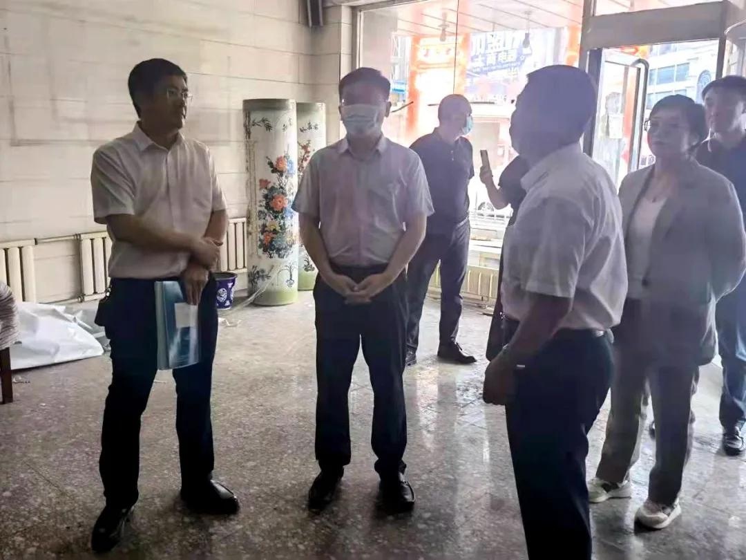 区委副书记,区长郭鑫深入原环球宾馆所在地现场办公