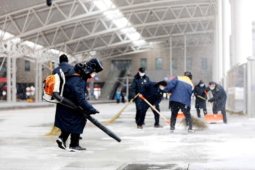 "以雪为令,见雪上岗 长春站积极应对降雪降温天气 保障旅客出行安全