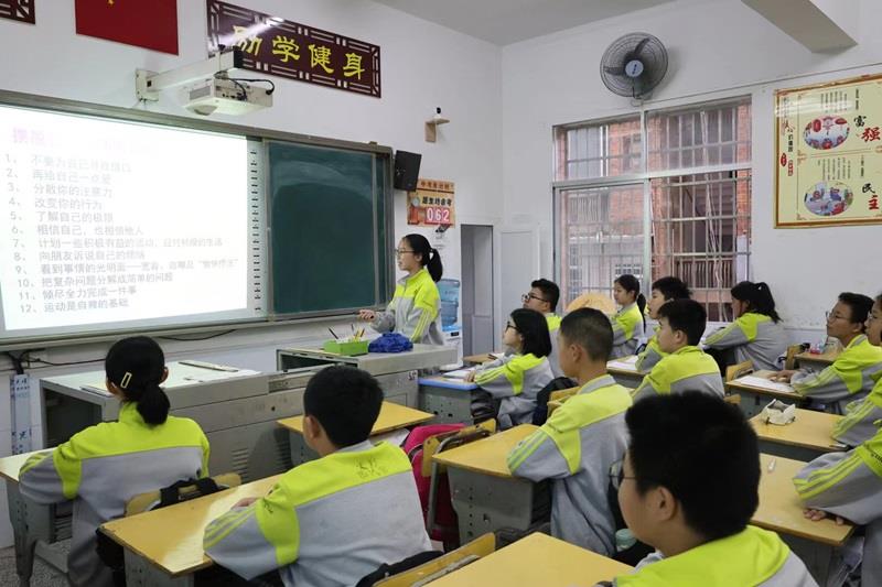南县城西中学:2000余名师生同聊"心理"话