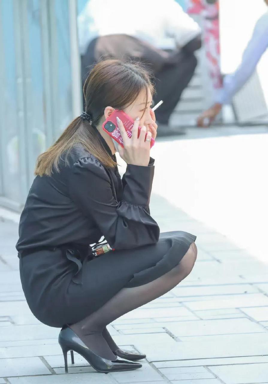 路边抽烟的职业装小姐姐