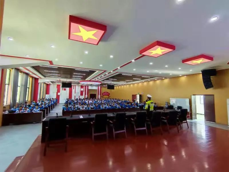 【平安乌当】乌当交警走进乌当三中开展交通安全讨论会