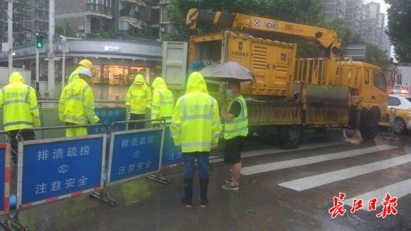 下雨就有抢险队和泵车守着"韦桑路几年都没淹水了"