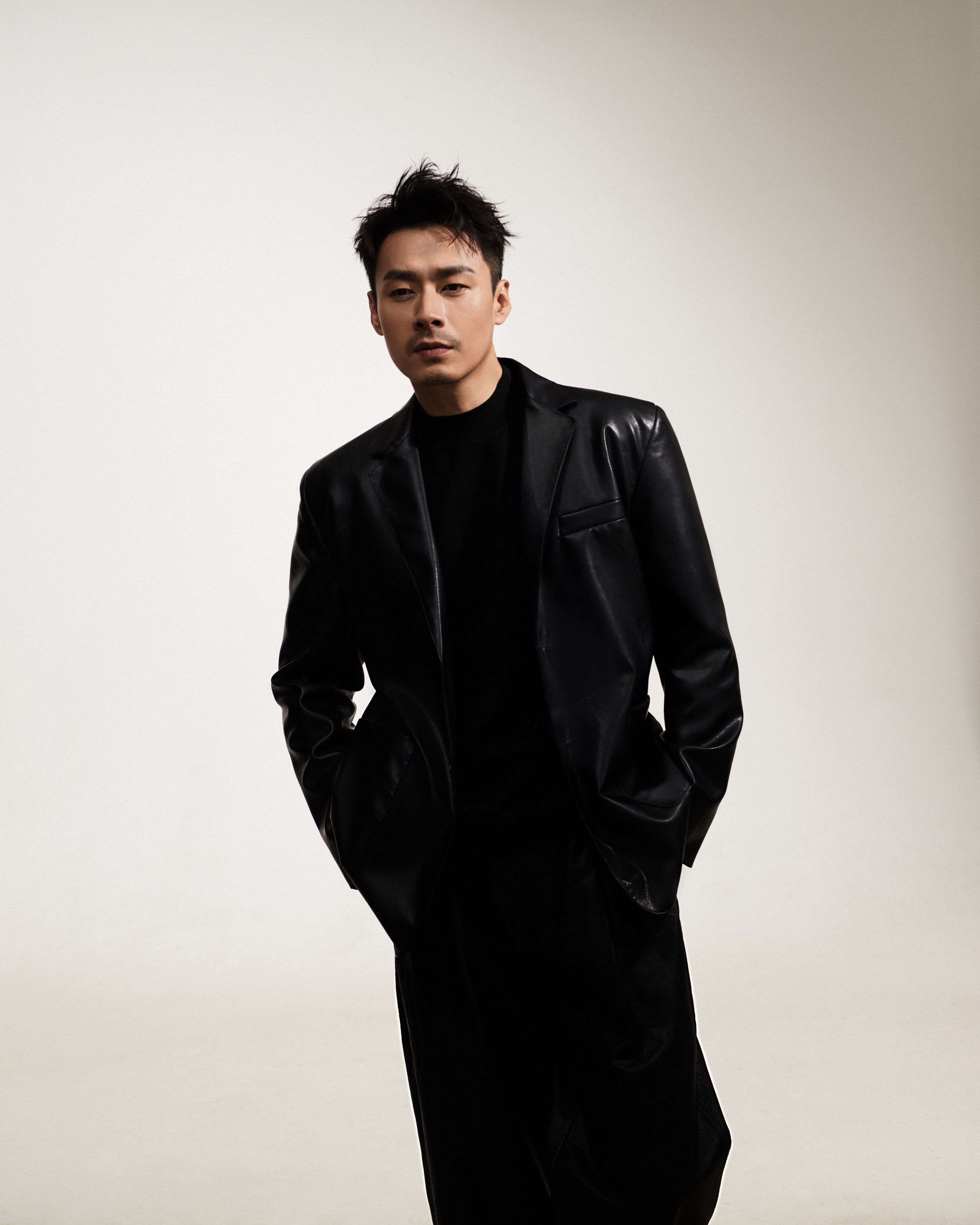 于清斌素黑雅痞风写真 皮衣造型时尚酷帅