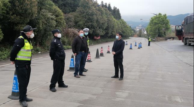何福明检查指导高速路口卡点疫情防控工作