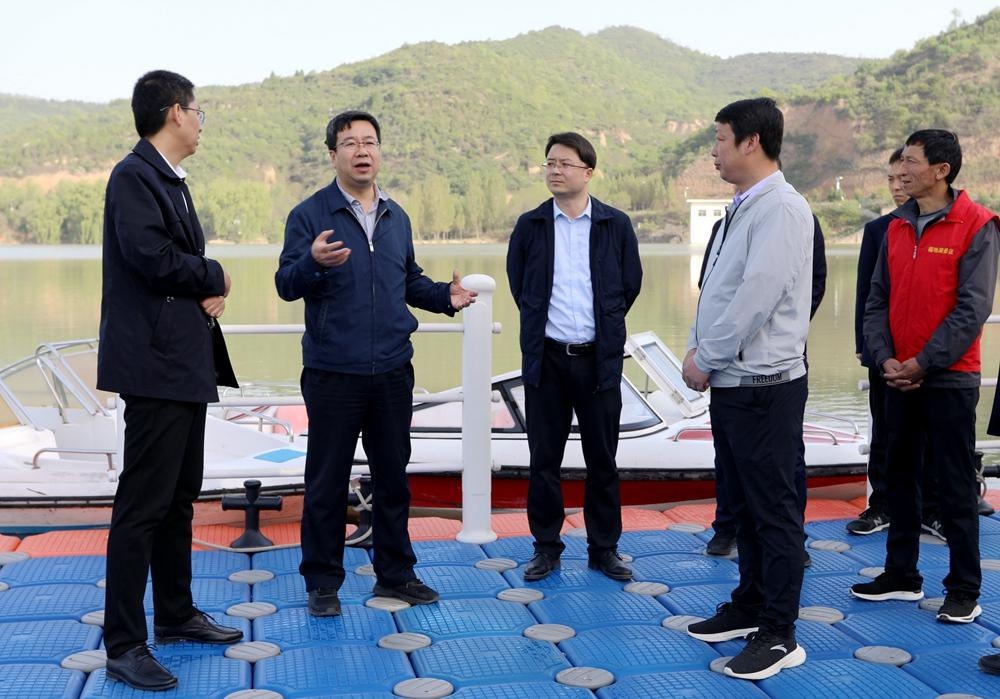 县长曹全虎检查五一安全生产工作