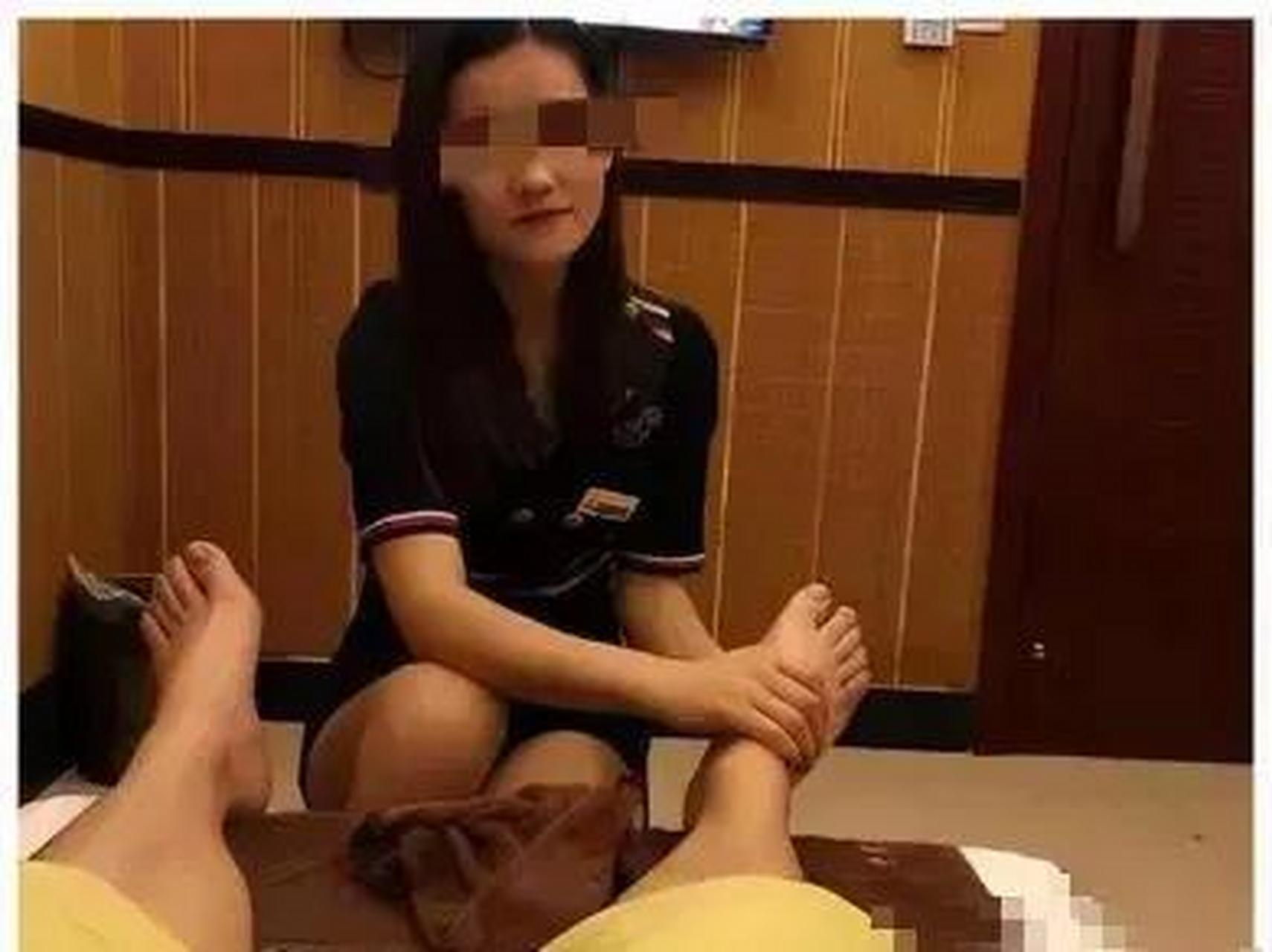福建石狮,男子陈先生在一家足疗店里享受按摩服务时,看到了年轻漂亮的