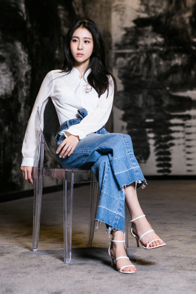 张碧晨与神秘男喝酒至凌晨!喝到烂醉一夜未出,二人紧密相依