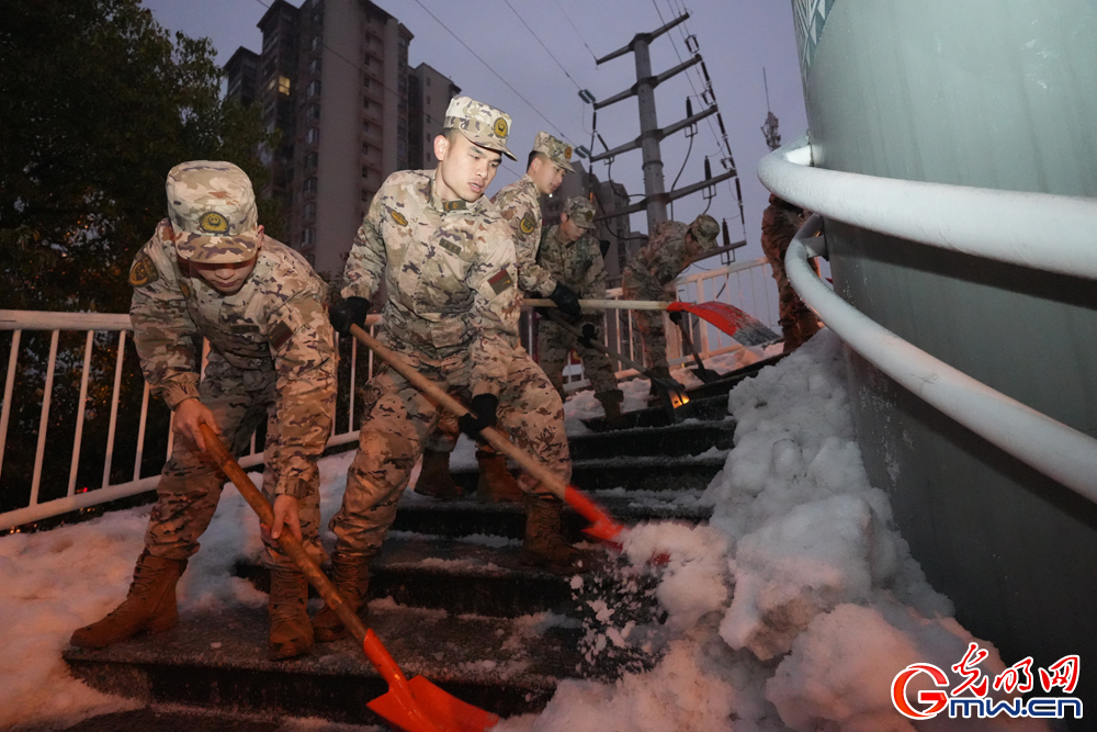 武警湖南总队全力应对低温雨雪冰冻灾害