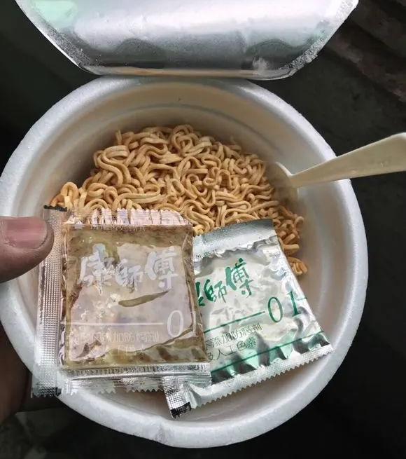 北京昌平长城食品厂从1986年即开始引进日本富土公司的碗装方便面生产