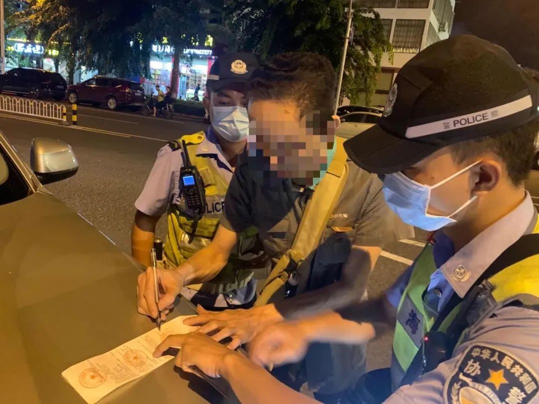 无证还酒驾,海口一黑代驾刚上路就被警方查获