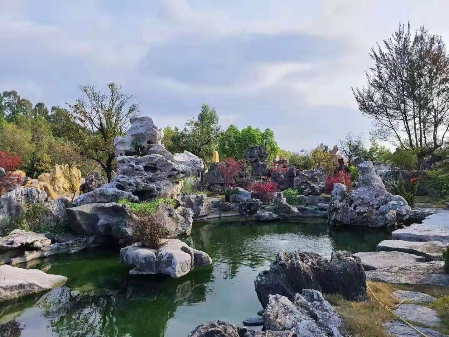 太湖石假山带水池图片图片
