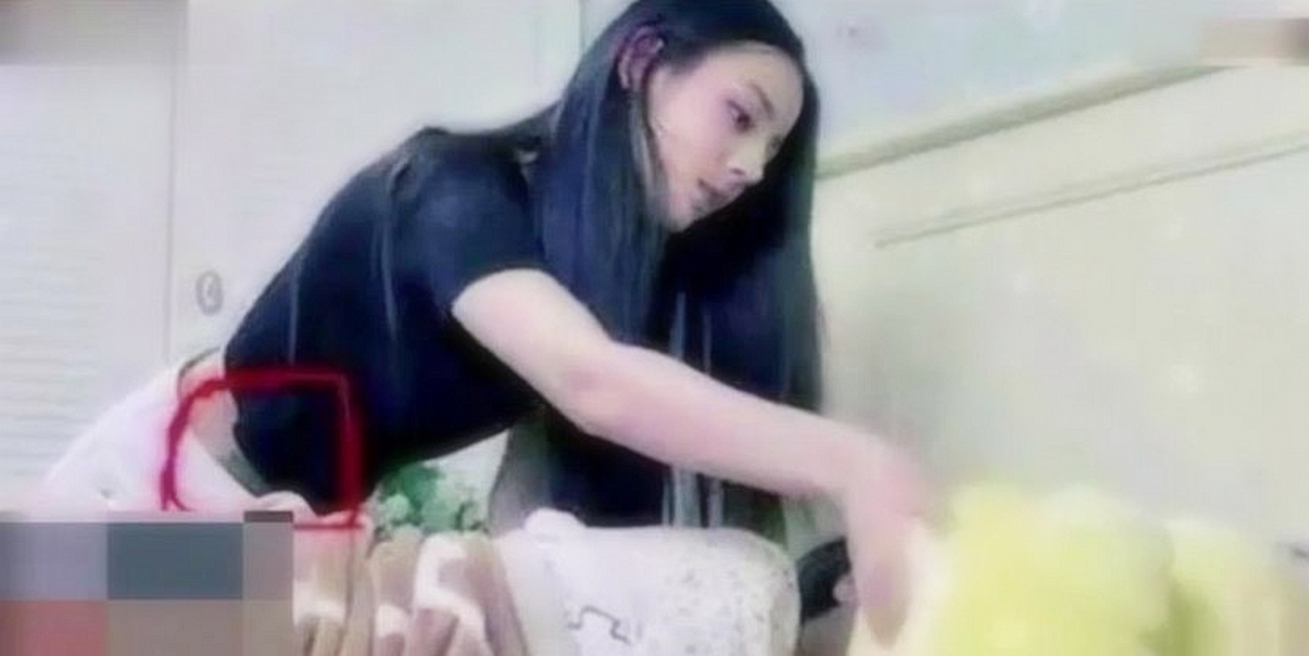 迪丽热巴,无意暴露纹身,部位尴尬[汗]网友:有故事?