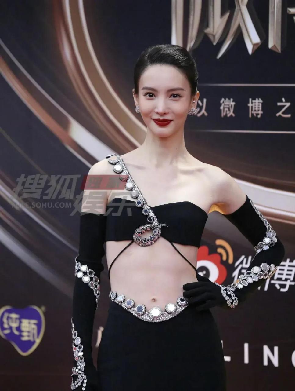 金晨大尺度穿搭漏出马甲线…… 金晨上身就穿一个小裹胸,漏出性感锁骨