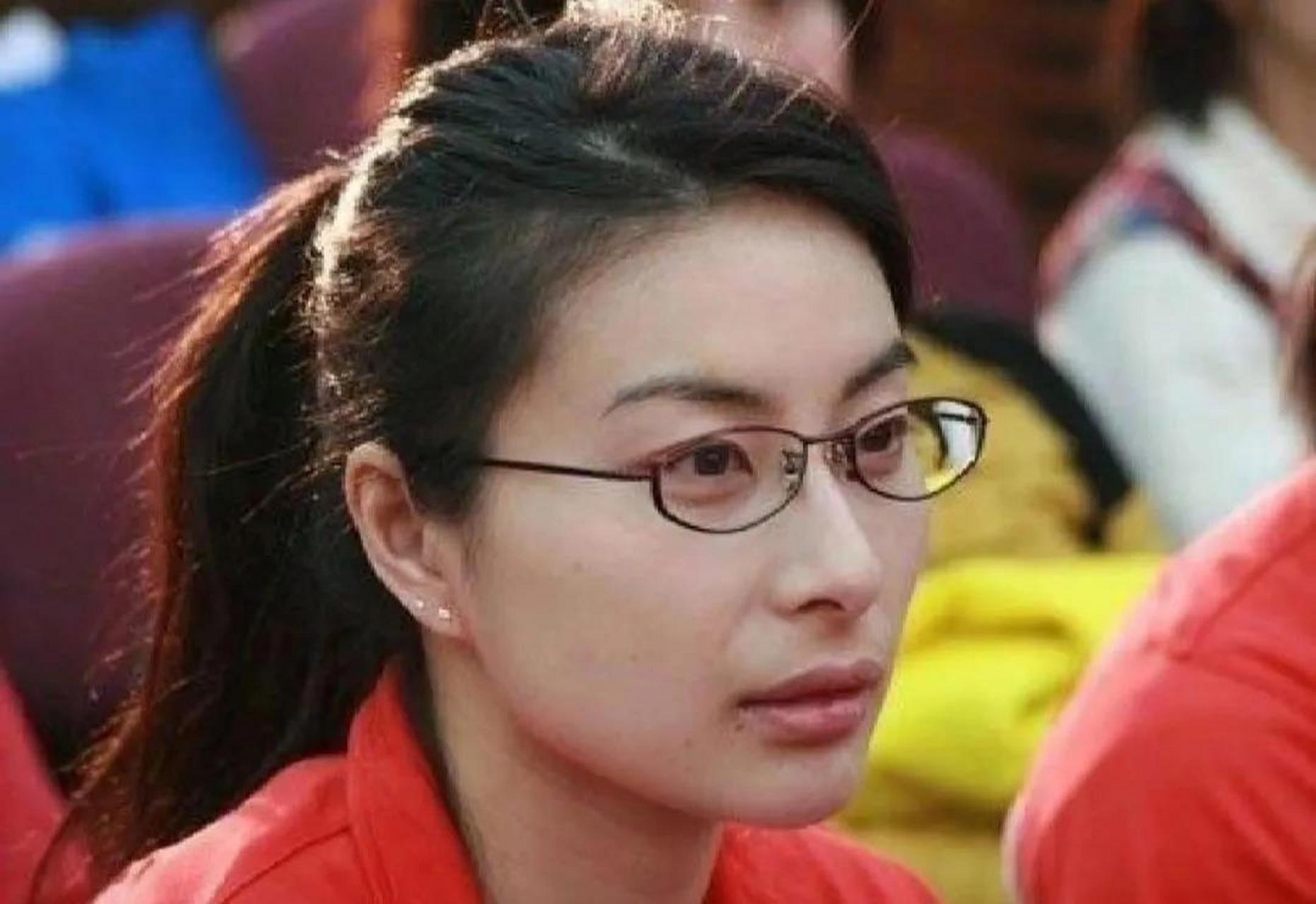 看郭晶晶就没有耳垂,但是有几个人有她的福气好啊,自己是跳水冠军