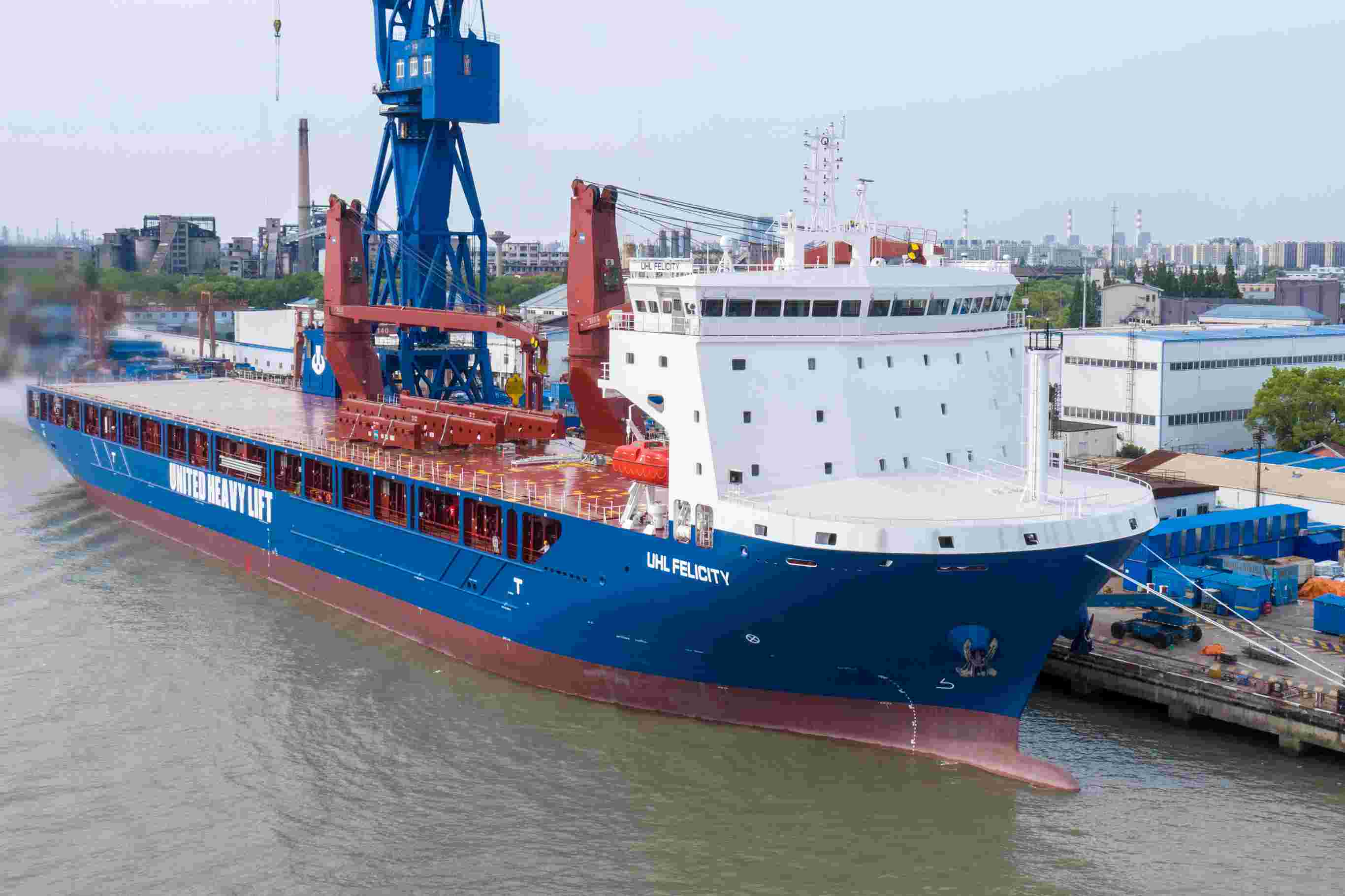全球最大集装箱船出坞,万吨多用途重吊船交付,都在今天,都在上海
