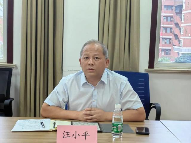 汪小平简介:中共党员,本科毕业于安徽师范大学物理专业,中学物理高级